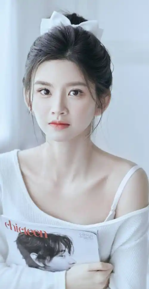 此外,照片中林思意的表情和外貌也值得一提.