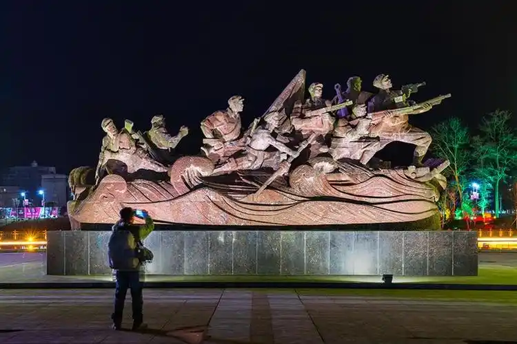 上一页 下一页 作品名称: 自拍  作品描述: 渡江雕塑前,自己来张自拍