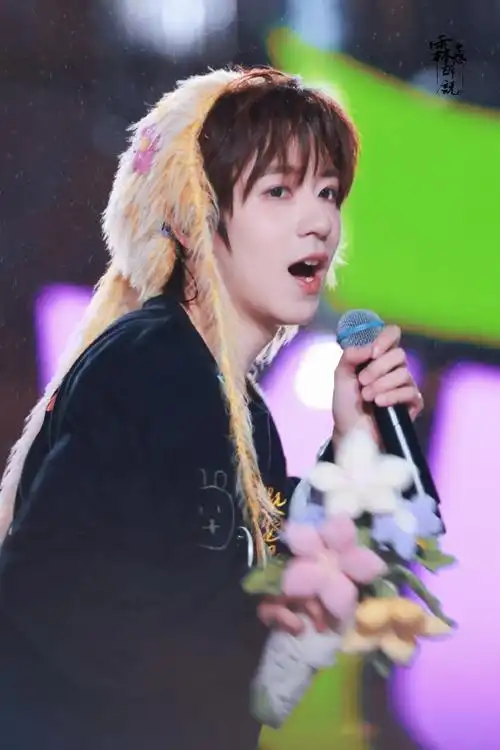 贺峻霖胸震##谁给贺峻霖打的腮红##贺峻霖雨中舞台