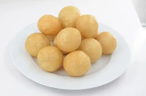 油面筋跟油豆腐有着异曲同工之妙,但是它的皮更加薄,汤汁吸收更加快