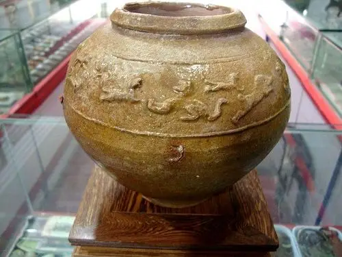 汉代跑兽黄釉罐