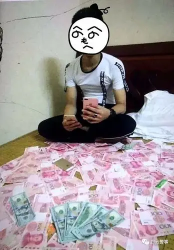 广州两男子坐在钞票上拍炫富照片图组