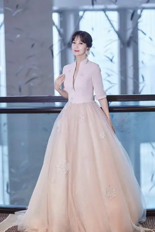 66岁赵雅芝穿粉色礼服手持玫瑰这才是仙女本人吧气质真绝