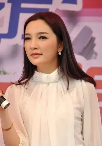 王励勤女友清纯曝光 自家牛奶浴中大玩自拍