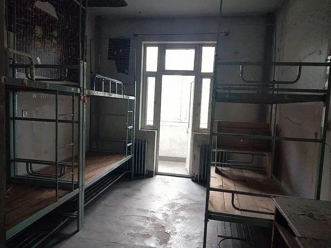天津农学院的宿舍环境坏啦,宿舍是六人间,有空调噢.