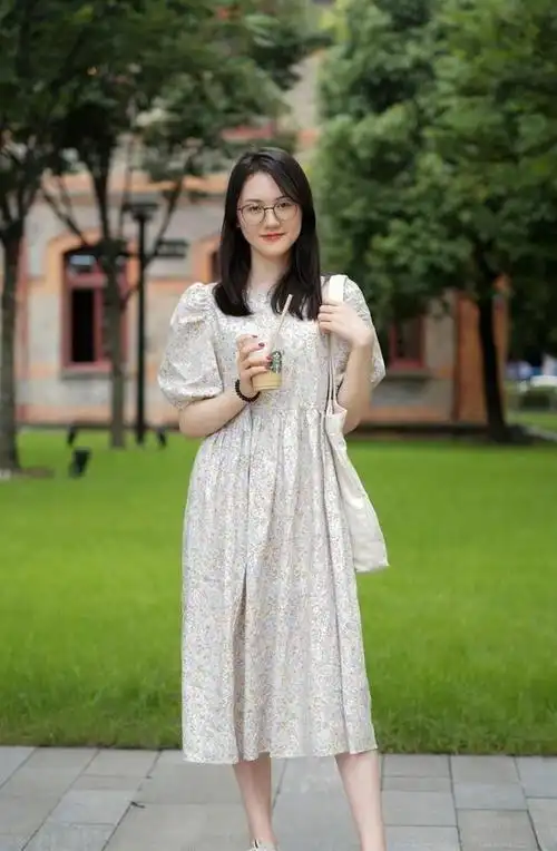 连衣裙洋溢着时尚休闲感,穿出女神气质,展现女性独有气质