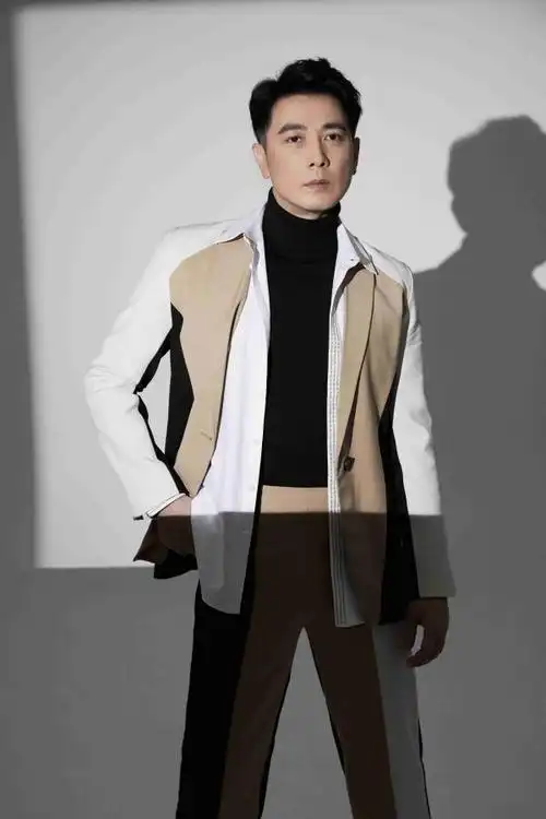 保剑锋最新光影时尚写真曝光参演星汉灿烂正在热播