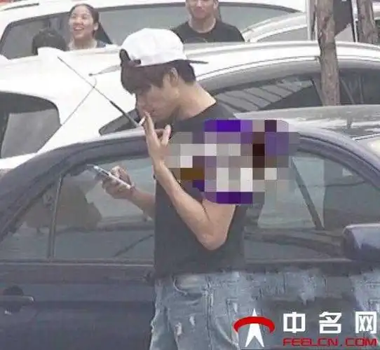 魏大勋抽烟照片熟练的姿势一看就是老手