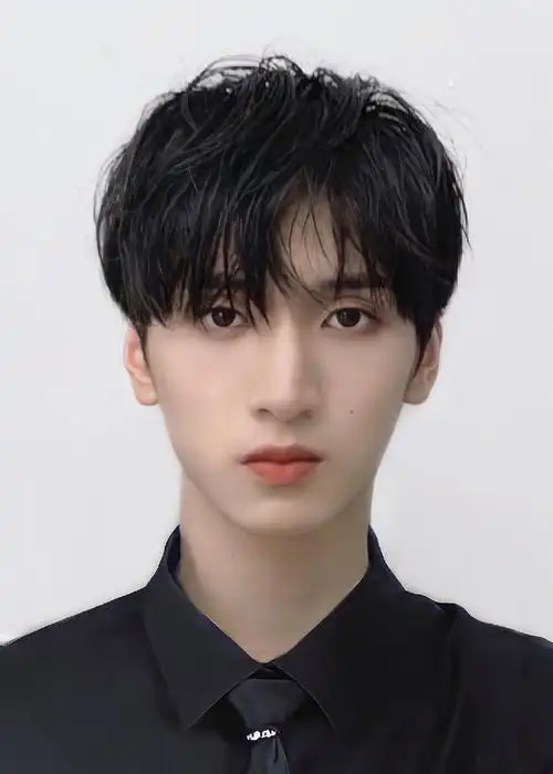 想求几张小严的类证件照图