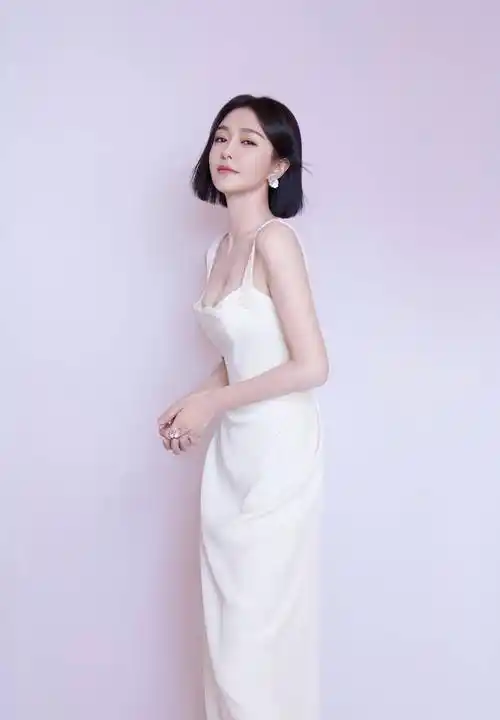 秦岚春日浪漫时尚写真,身材优越,颜值明艳动人!_气质_照片_短发