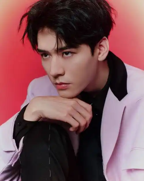 "据悉,龚俊出生于四川省成都市,毕业于东华大学表演系.