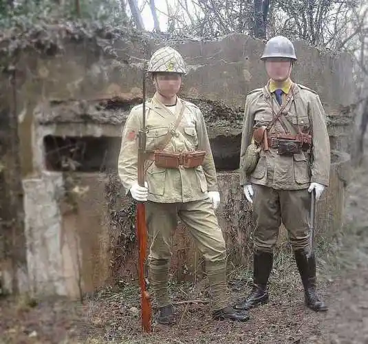 第二张照片,两人身着日本海军三式夏装士兵服与军官服