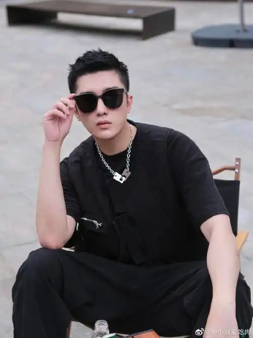 请大数据把我推给喜欢戴墨镜的帅哥美女们～夏天出门拍照怎么能不戴