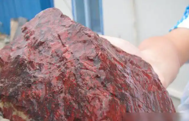 鸡血石原石的辨认有哪些方法?鸡血石的保养是怎样的?