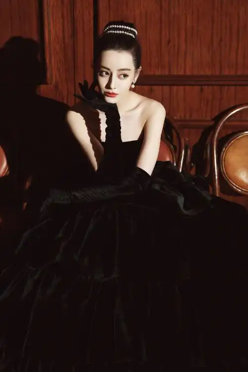 迪丽热巴一袭黑色礼服 高贵典雅!