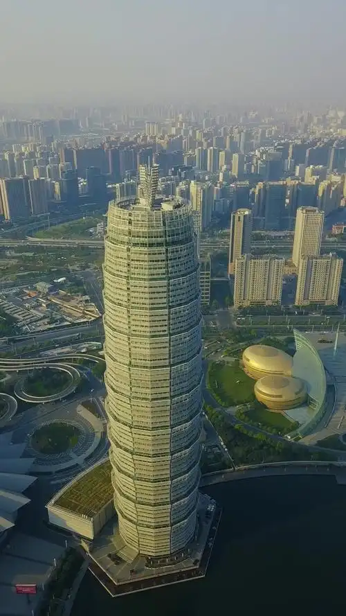 郑州这座大楼,因外形像吃的大玉米,被叫成了玉米大楼