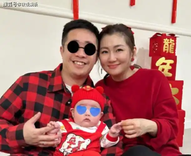 照片中,任家萱的圈外老公虽然首度亮相,但难掩其善良的气质.