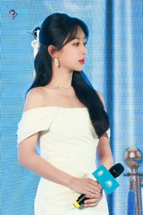 杨紫一字肩白裙