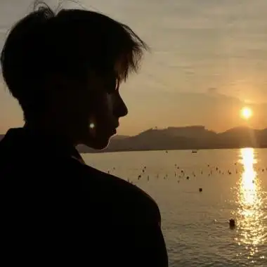 很孤傲有点酷的帅气真人头像 冷僻伤感看到很扎心的头像_男生头像_美