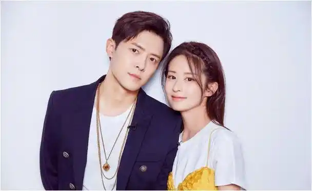 付辛博比颖儿大一岁,他来自西安,父母都是西安航空公司的员工.