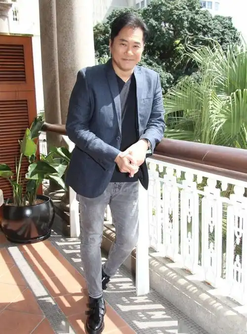 睁一只眼闭一只眼56岁tvb老戏骨邵仲衡近照发福公开夫妻甜蜜相处之道