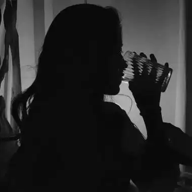 2024最新高级感黑白侧颜女生头像