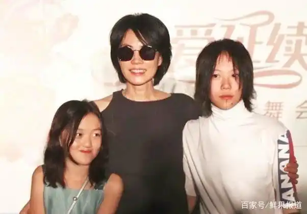 王菲两个女儿现状:窦靖童没妈管没爹爱,李嫣国外留学一年花百万