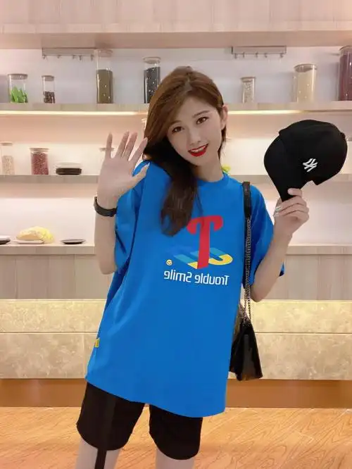 今天是休闲运动风喔,这款蓝色t恤搭配原宿风黑色短裤绝绝子啊,走在