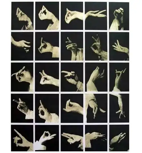 梅兰芳在戏剧的手势方面做出了很大的改革和贡献.