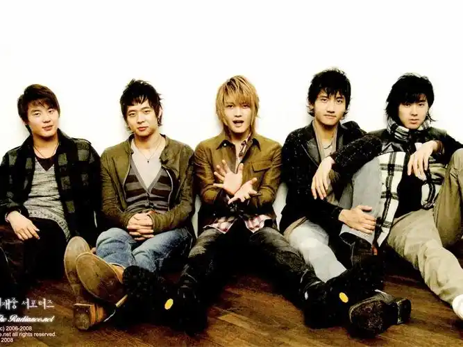 求东方神起的5个人的名字及照片