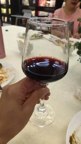 拿红酒杯的正确姿势.