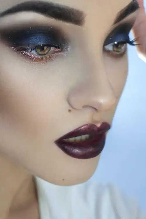 穿白衣服画着浓妆的女人的脸部特写