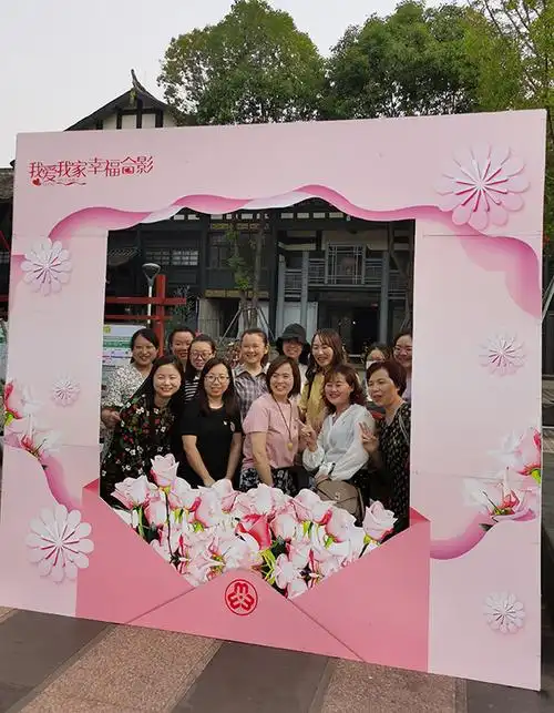 观展结束后,干部职工和群众纷纷来到"我爱我家"合影墙前开心拍照