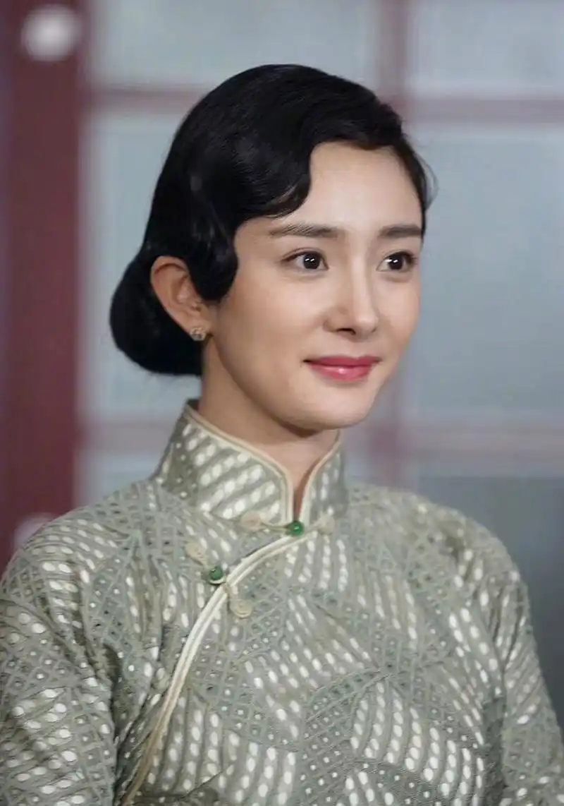 杨幂旗袍造型怎么样?感觉有点显老