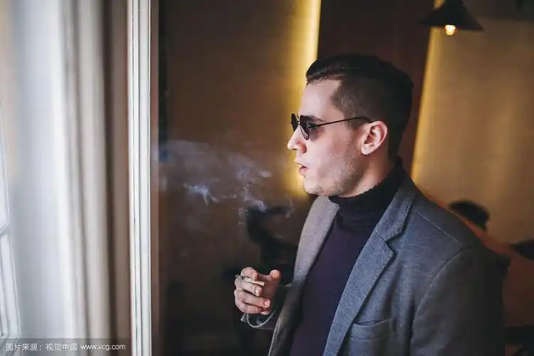 一名黑手党男子在窗边抽烟沉思