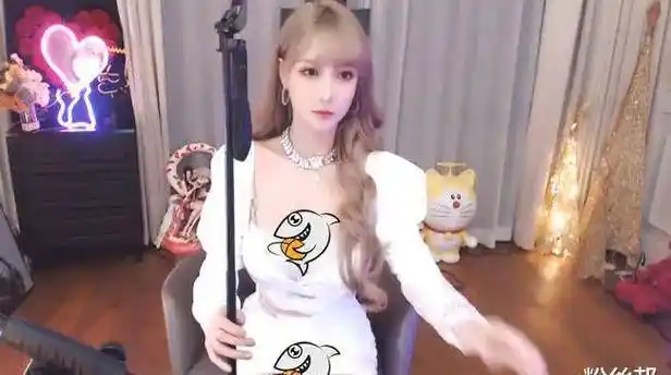 原创斗鱼米娜出镜频繁出事故展露后衣服又被撑破粉丝太会整活儿