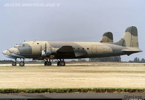 南非空军的c-54运输机 除了运输人员还承担电子战任务