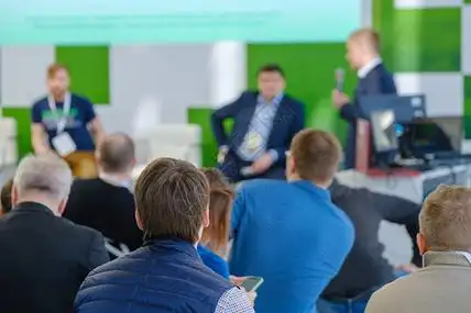 观众聆听商业会议演讲人背面图片