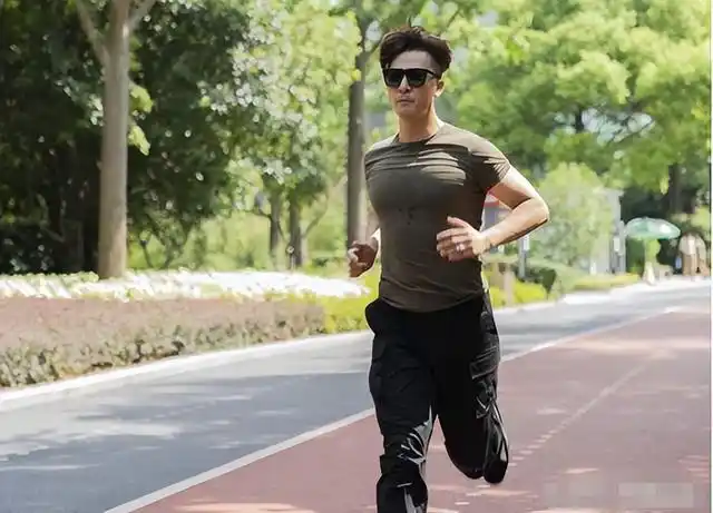 柳云龙后来当他有了女儿,于毅更是化为"女儿奴",无时无刻都在想着家人