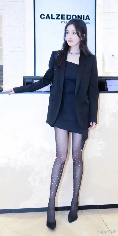 图文万粉激励计划#杨幂出席了某知名丝袜品牌举办的一场盛大活动.