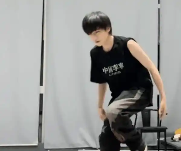 宋亚轩晒日常练舞视频一身黑色帅气又高冷谁料手臂线条更吸睛