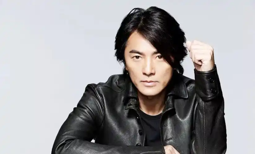 首先是这部作品紧紧抓住了年轻观众的心,而郑伊健又酷又帅的形象,正好