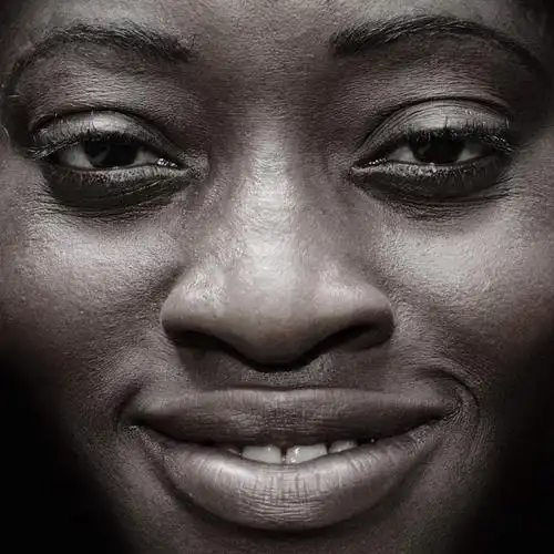 西方人,脸,头,脸颊,一个人,笑,微笑,露齿笑,方图,室内,特写,白天,正面