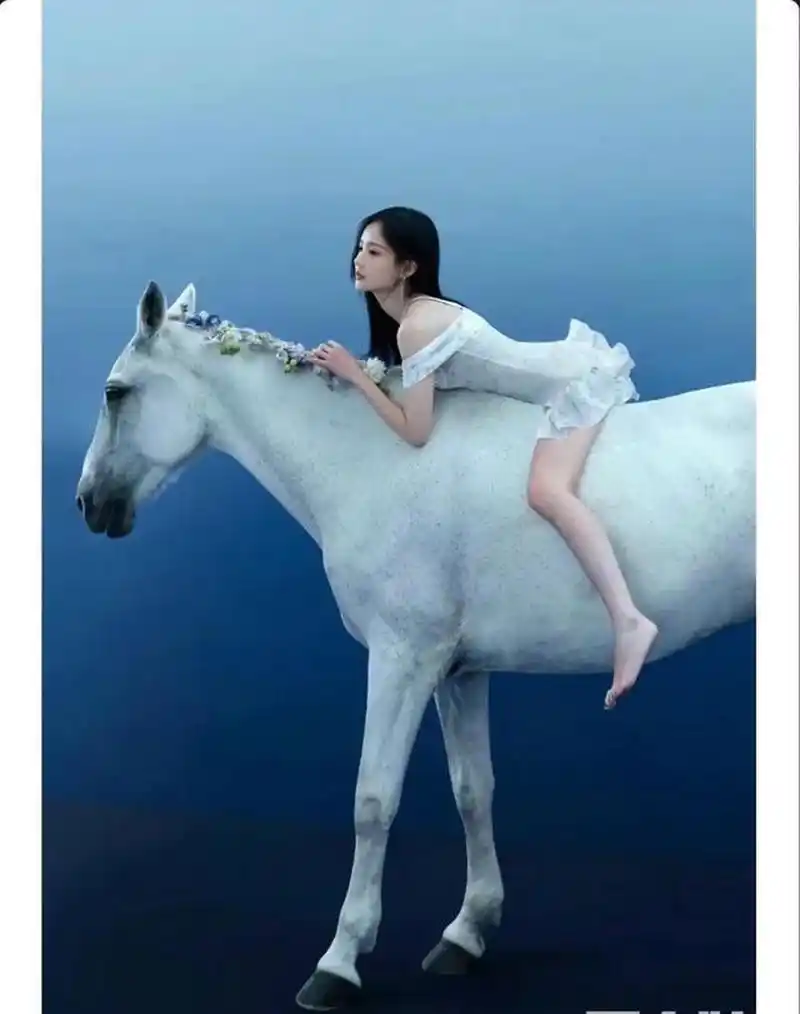 乖乖女形象的李一桐,五官精致,长相古典,沉鱼落雁,闭月羞花,明眸