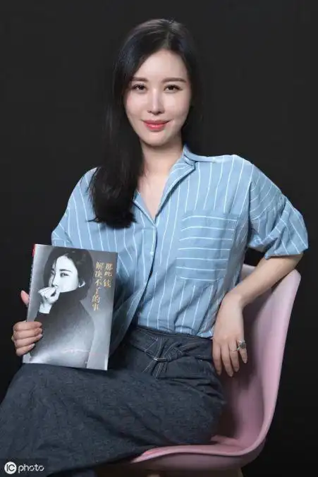 田朴珺美的耀眼抹胸礼服上演锁骨杀