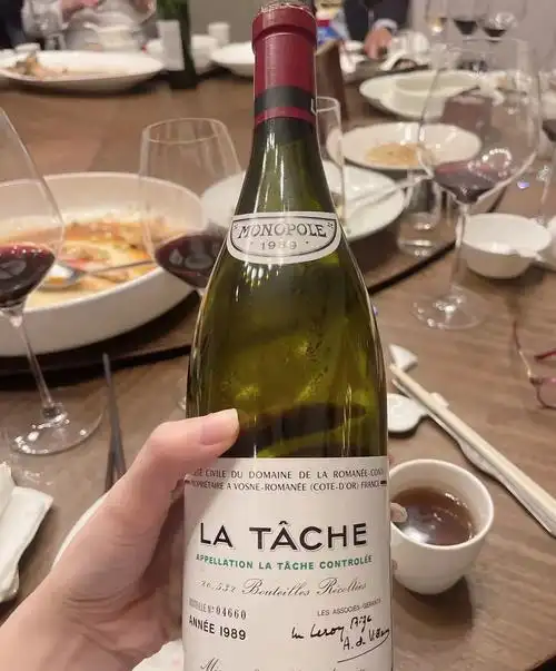 59岁水均益与富婆美女合影,吃大餐喝名贵洋酒,发福油腻样貌大变