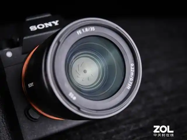 索尼fe35mmf1.8镜头体积比较轻巧,镜头尺寸65.