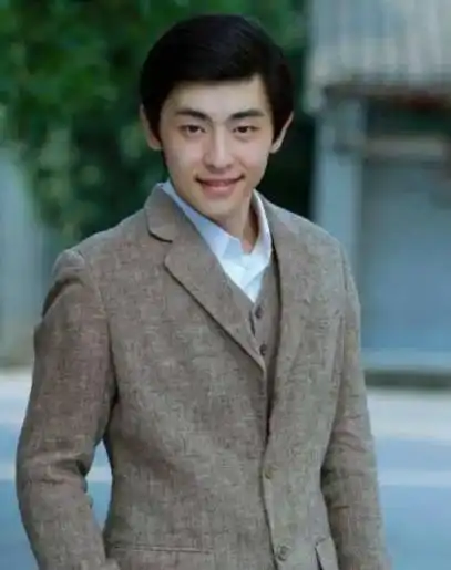 邓伦个人资料简介邓伦的个人简介从流量小生到前途尽毁