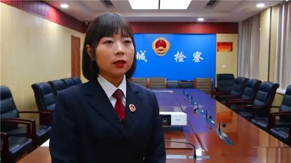 市检察院书记员庞庆说:"作为一名检察人,我要深刻领会党的十九届六中