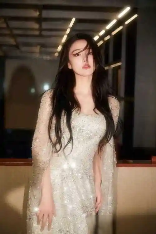 张馨予晒广东别墅生活,军官老公何捷抱猫出镜,恩爱模样惹人羡慕